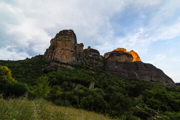 Fototapeta na wymiar ギリシャ　アギア・トリアダ修道院までのトレッキングコースから見える巨大なメテオラの奇岩