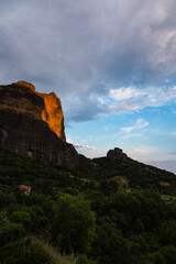 Fototapeta na wymiar ギリシャ　カランバカから見える夕日でオレンジ色に染まったメテオラの奇岩群