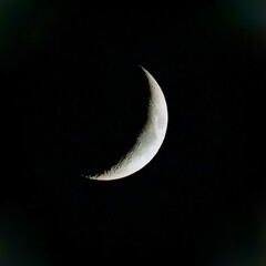 Esta es una foto con la luna creciente.