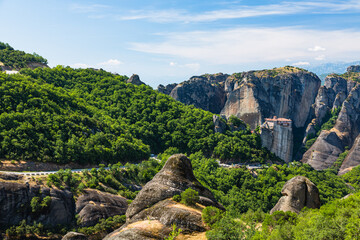 Fototapeta na wymiar ギリシャ　メテオラの断崖絶壁の岩山の上に建つルサヌ修道院と周りを囲む奇岩群