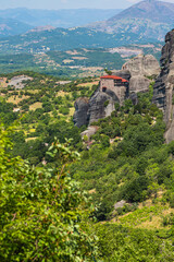 Fototapeta na wymiar ギリシャ　メテオラの断崖絶壁の岩山の上に建つ聖ニコラオス・アナパフサス修道院