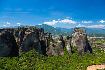 Fototapeta na wymiar ギリシャ　メテオラの断崖絶壁の岩山と後ろに広がるピンドス山脈