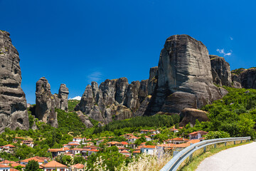 ギリシャ　カストラキの町並みと後ろに見えるメテオラの巨大な奇岩群