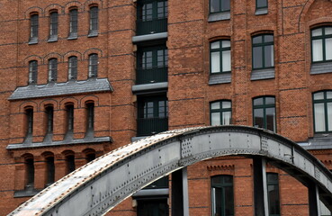 Fototapeta na wymiar Altbau hinter einem Brückengeländer in Hamburg