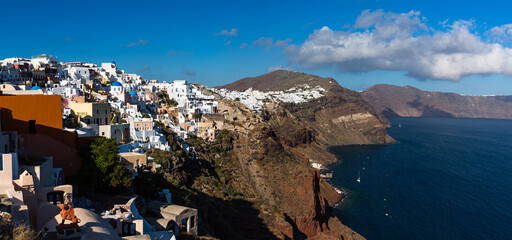 ギリシャ　サントリーニ島のイアの断崖絶壁の上にある白い街並みとエーゲ海