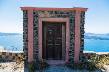 ギリシャ　サントリーニ島のピルゴスへの道中にある扉