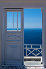 ギリシャ　サントリーニ島のピルゴスへ向かう途中にあるヴィラの入り口と向こうに見えるエーゲ海