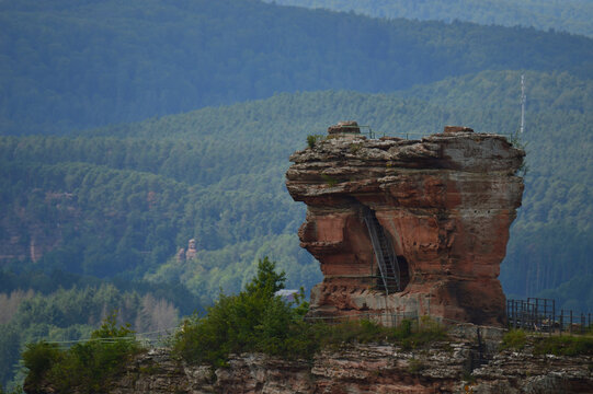 Burgspitze von Burgruine Drachenfels im Pf&auml;lzer Wald