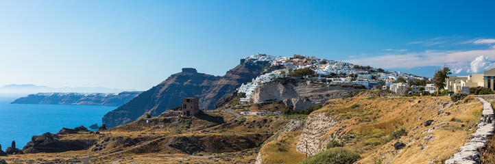 Fototapeta na wymiar ギリシャ　サントリーニ島の山の上にあるピルゴスの村