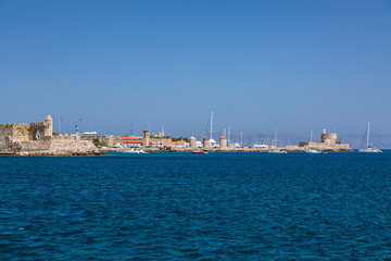 Fototapeta premium ギリシャ ロードス島のロードスの港に建つ聖ニコラス要塞とセント・ポール・ゲート