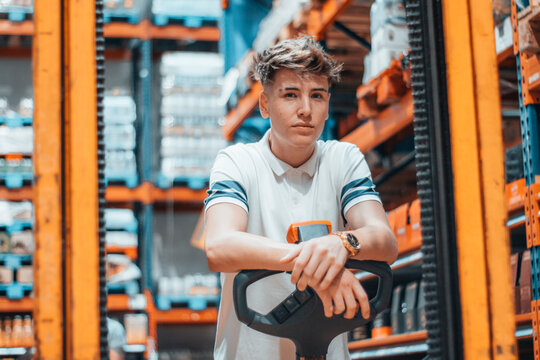 Hombre joven empleado trabajando con maquinas industriales en una fabrica