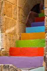 ギリシャ　ロードス島のロードスの旧市街の町並み　カラフルな階段