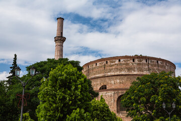 ギリシャ　テッサロニキの円柱形建築物ロトンダとミナレット