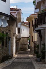Fototapeta na wymiar ギリシャ　トリカラの旧市街の町並みと石畳の路地