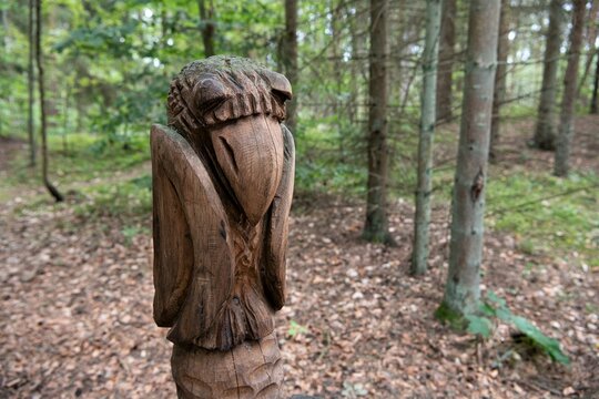 H&ouml;lzerne, im Wald am Hexenberg stehende Skulptur eines Vogels, welcher symbolisch f&uuml;r die Weisheit steht - Juodkrante, Kurische Nehrung, Litauen