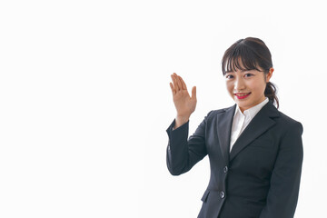 席を案内する若いカフェスタッフ