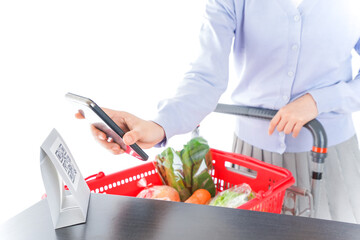 QRコード決済をする若い女性