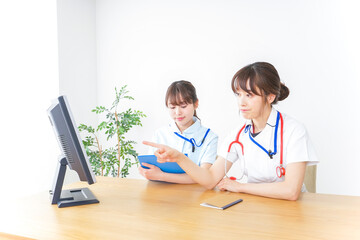 ブリーフィングをするドクターとナース