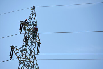 Arbeiter auf einem Hochspannungsmast, Oberösterreich, Österreich, Europa