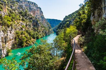 Sentier du garde canal, Quinson, Verdon lower gorge, lake Sainte Croix, Provence, Provence Alpes Côte d'Azur, France  - obrazy, fototapety, plakaty