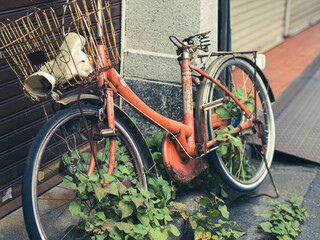 Fototapeta na wymiar サドルのない古い自転車