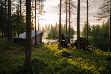 wunderschöne reise mit den motorrädern und hängematten durch schwedens natur.