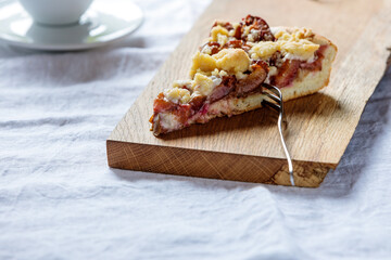 Pflaumenstreuselkuchen serviert auf einem Eichebrett