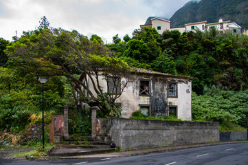 Fototapeta na wymiar The photo shows an old and empty building in Madeira