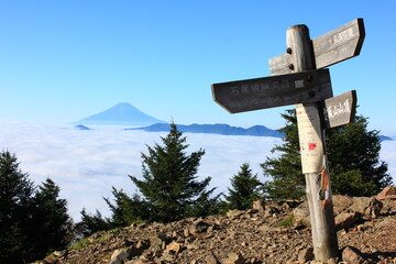 東京の最高峰「雲取山」のからの風景。雲海に浮かぶ夏の富士山。