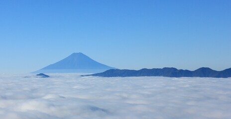 東京の最高峰「雲取山」のからの風景。雲海に浮かぶ夏の富士山。