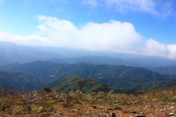 Fototapeta na wymiar 奥多摩、鷹ノ巣山からの眺め。