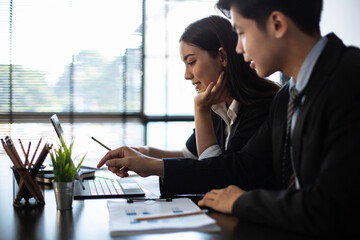 Young business people Are working together to analyze the current business in which direction to find profit in the business that started to invest.