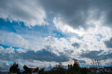 Fototapeta na wymiar Nubes después de lluvia en la ciudad