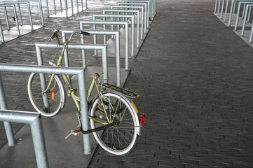 Fototapeta na wymiar velo cycle parking vol cycliste roue selle 