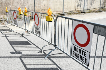 route barrée chantier travaux circulation mobilité interdit passage barriere 