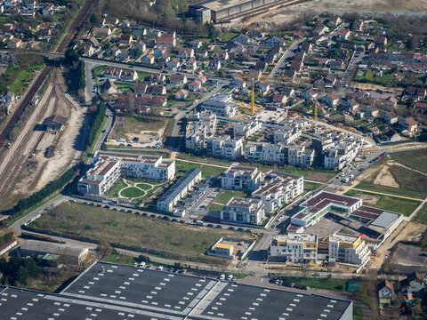vue a&eacute;rienne d'un lotissement en construction &agrave; Issou dans les Yvelines en France