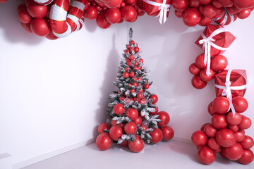 Christmas tree with balloon decor only; with shadaw