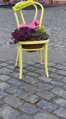 Stuhl mit Blumen und der Aufschrift: " Hosgeldiniz"