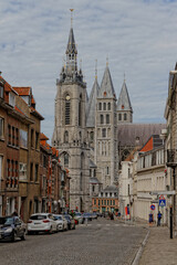Le Beffroi et la Cathédrale Notre-Dame de Tournai, Belgique.