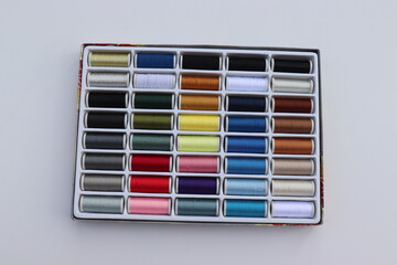 Bunte Garnspulen. Nähgarn.