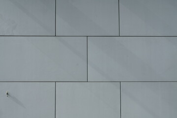 Beton Fassade Im Detail mit ordentlichem Fugenbild und leichtem Schattenwurf an einem bedeckten Himmel