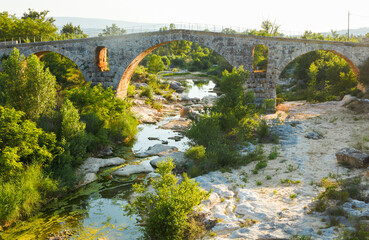 F/Provence: Vaucluse, Lubéron; Pont Julien, römische Brücke aus dem 1. Jh