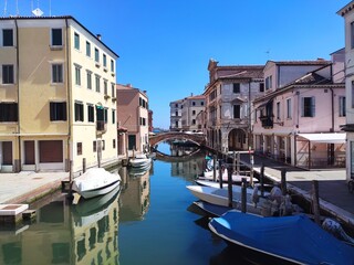Fototapeta na wymiar Barche ormeggiate lungo Canal Vena a Chioggia, Venezia