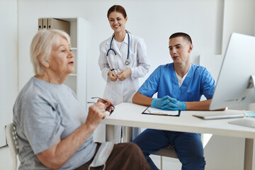 the patient communicates with the nurse in the doctor's office diagnostics