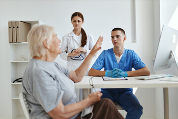 Obraz premium a nurse and a doctor listens to a patient in a medical office