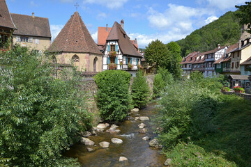 Fototapeta na wymiar Kaysersberg - Alsace - France - Vue sur le ruisseau qui traverse ce magnifique village de l'époque médiévale.