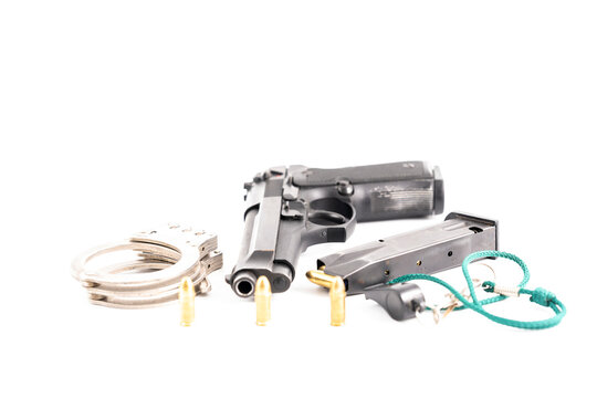 Pistola, cargador, balas, esposas y un silbato.