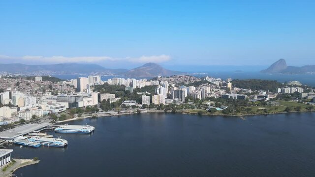 Imágem aérea do centro da cidade de Niterói com as barcas, comércio e favelas ao fundo. Estado do Rio de Janeiro Brasil.
