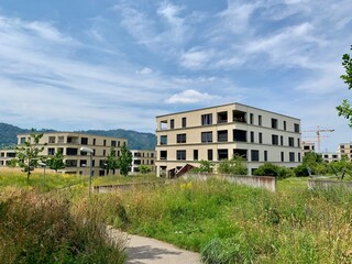 Wohnsiedlung im Grünen in der Stadt Adliswil im Sihltal, Kanton Zürich