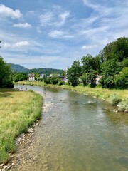 Fototapeta na wymiar Fluss Sihl in der Stadt Adliswil - Naherholungszone der Stadt Zürich